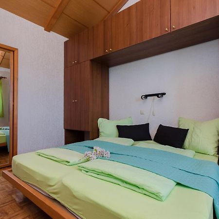 Apartments And Room Drazen Novi Vinodolski Esterno foto