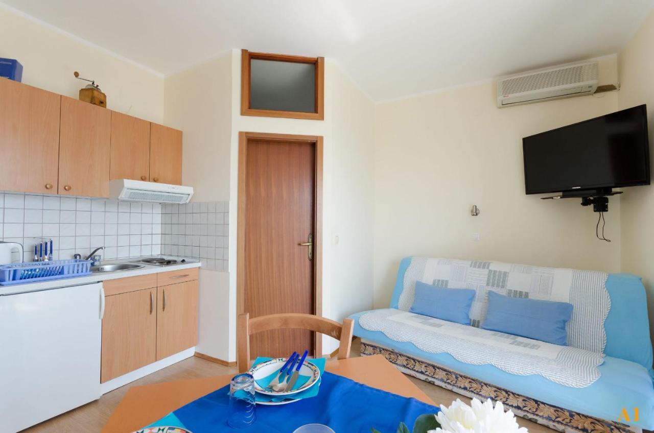 Apartments And Room Drazen Novi Vinodolski Esterno foto